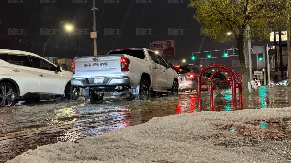 Tormenta con granizo provoca inundaciones y caos vial en Ciudad Juárez