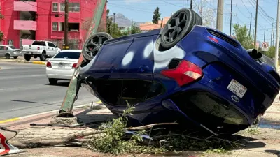 Conductor invade carril y ocasiona volcadura en la Plutarco Elías Calles