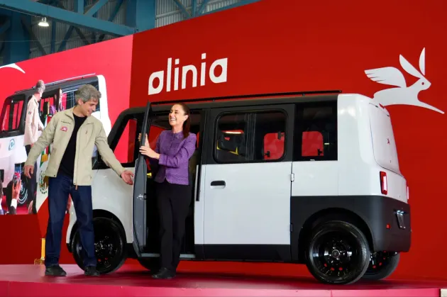Presentan Sheinbaum y Olinia vehículo eléctrico mexicano desde 150 mil pesos