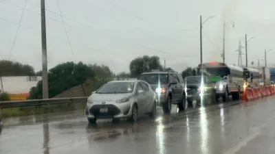 Se congestiona el bulevar Juan Pablo II por encharcamientos y autos varados