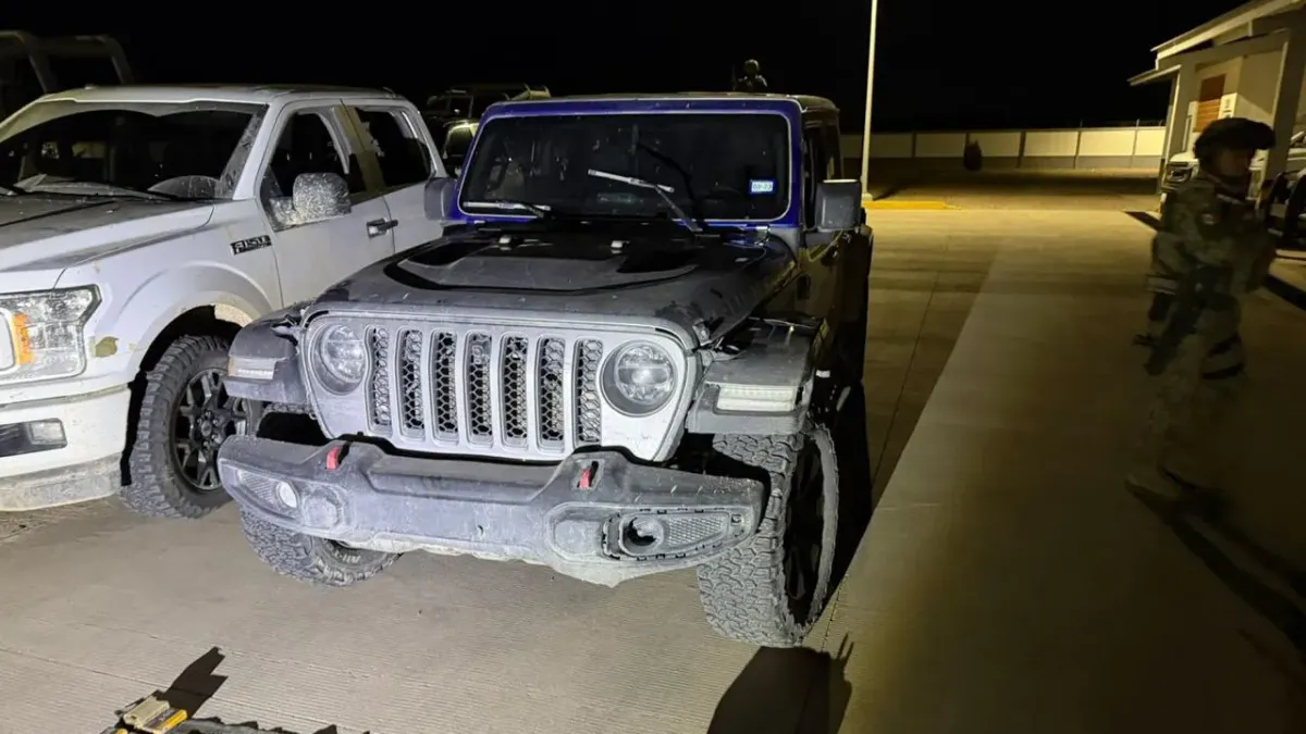 Aseguran AK-47, ponchallantas y camionetas robadas en operativo en Ojinaga