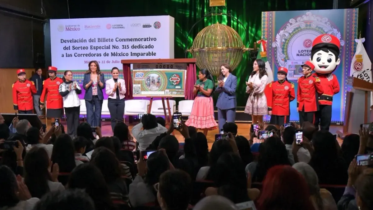 Reconocen a Lorena Ramírez con billete conmemorativo de la Lotería Nacional