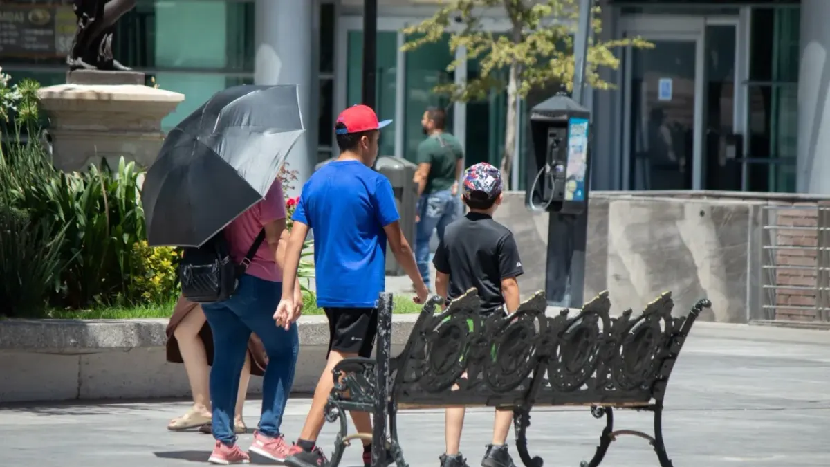 Alertan autoridades por calor extremo y riesgo de golpe de calor