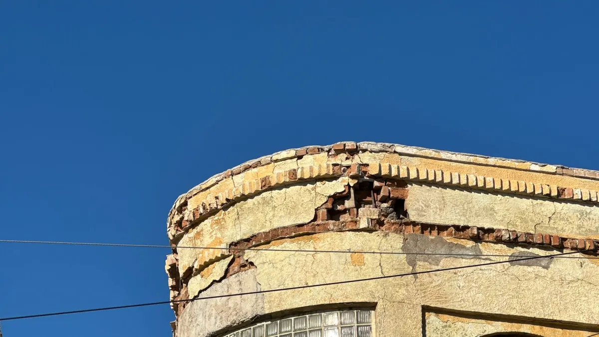 Demuelen antiguo Hotel Olivia por riesgo de colapso en la Zona Centro