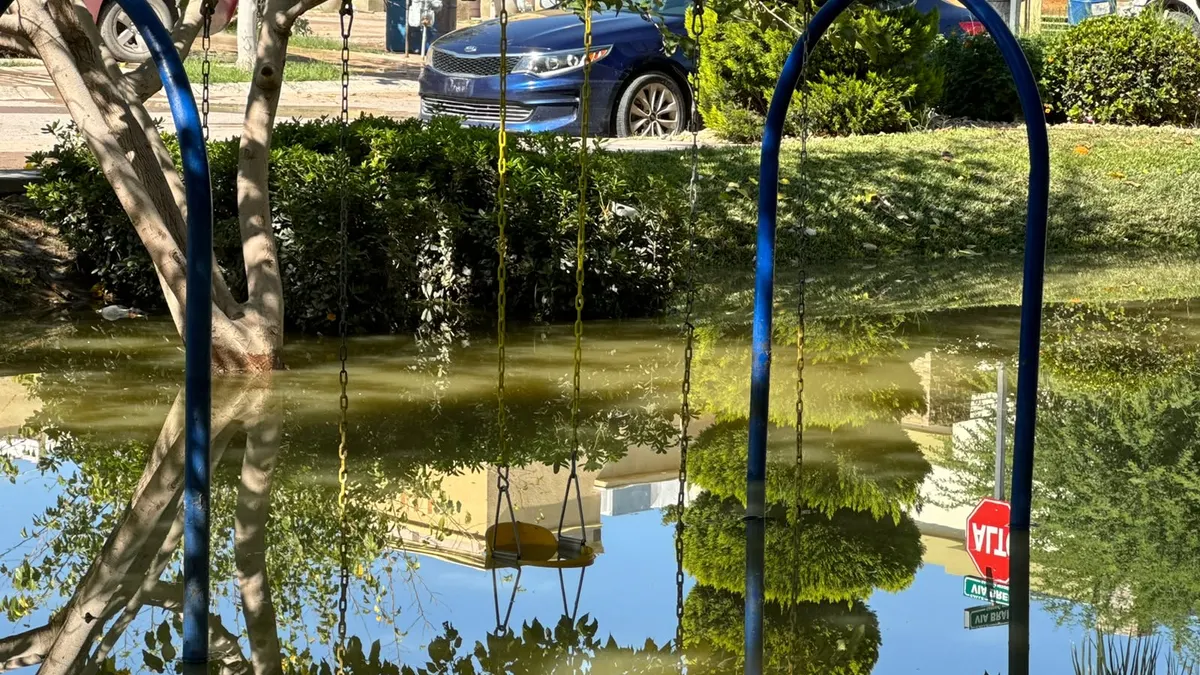 Bomberos desaguan calles y viviendas inundadas en Gardeno Residencial
