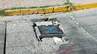Registro dañado en la J. Bermúdez pone en riesgo a conductores