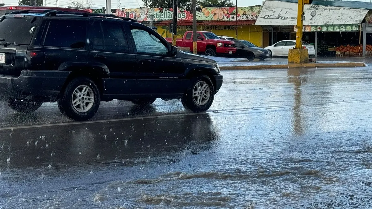 Lluvia inesperada deja encharcamientos en el sur de Juárez