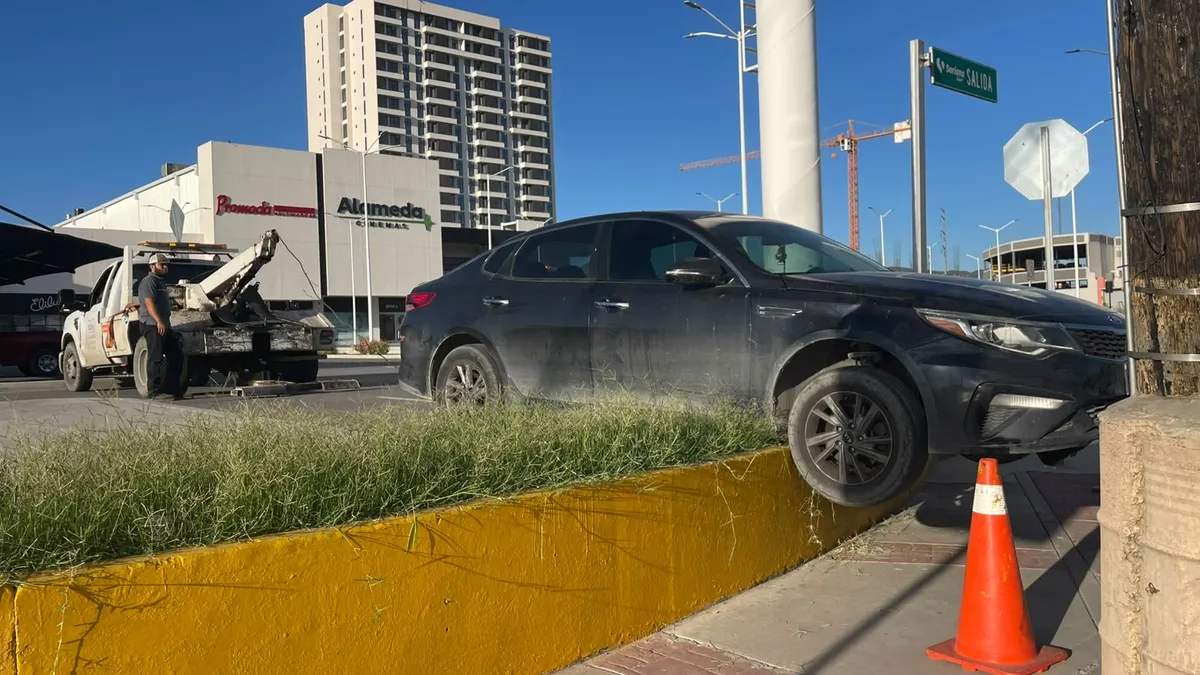 Localizan Kia Optima al borde de banqueta con llantas colgando