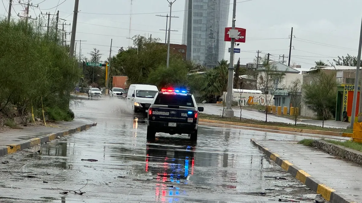 Cierran tramo del viaducto Mártires del 68 por acumulación de agua