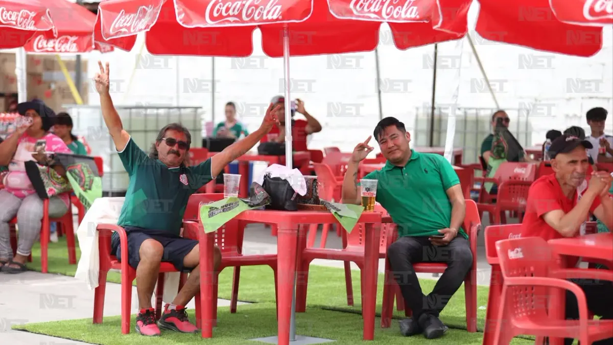 Aficionados viven la inauguración del Mundial en estadio 8 de Diciembre