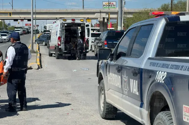 Conductor huye tras chocar con moto y deja 2 lesionados