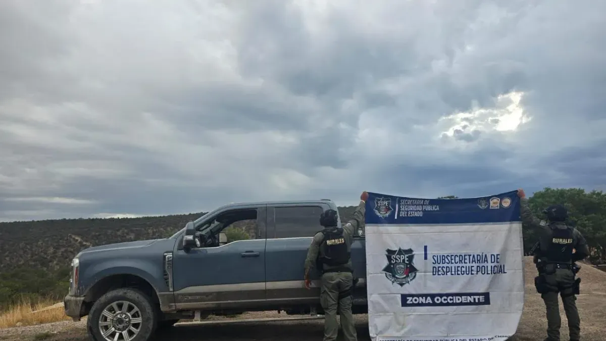 Aseguran dos camionetas robadas y equipo táctico en Chihuahua