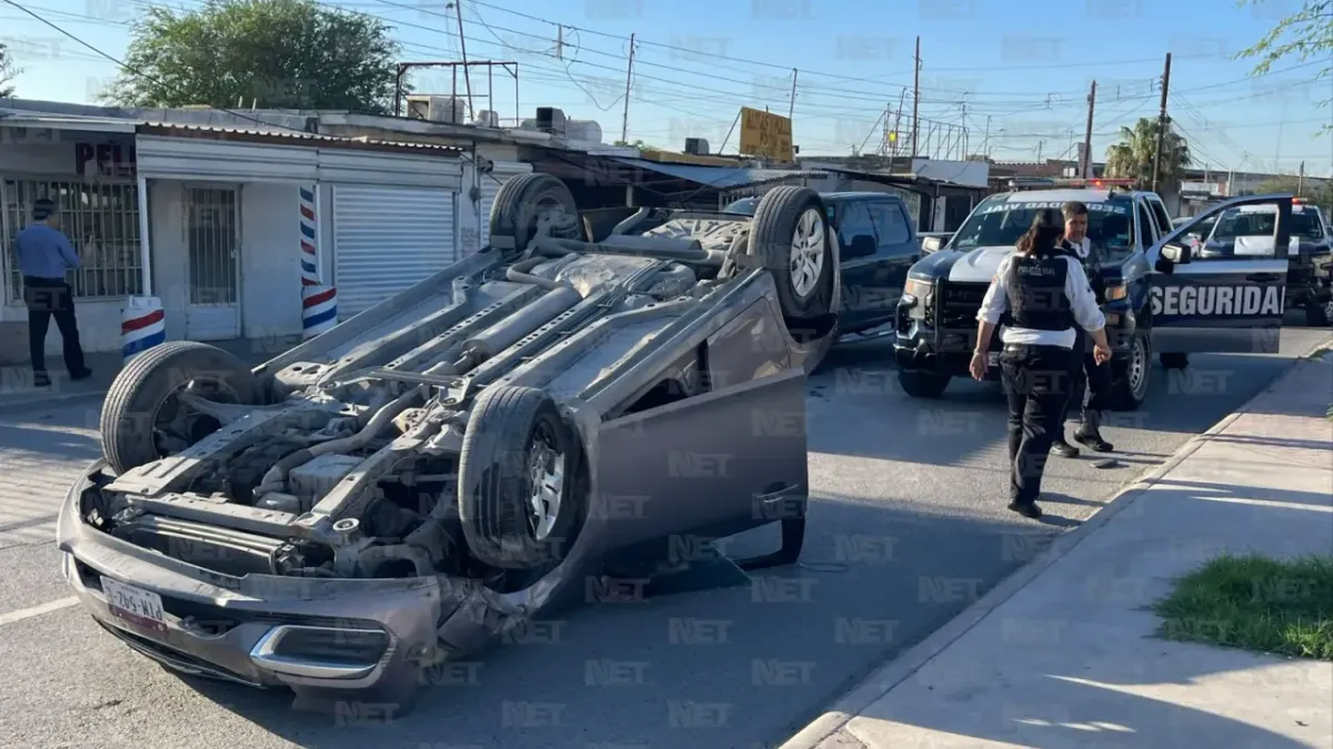 Conductor choca auto estacionado, vuelca y huye en la Morelos