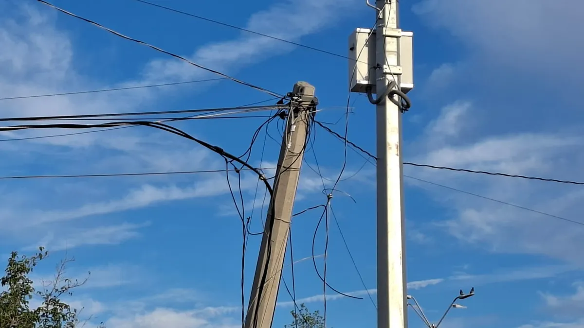 Derriba tráiler poste de telefonía y se da a la fuga en la Partido Romero