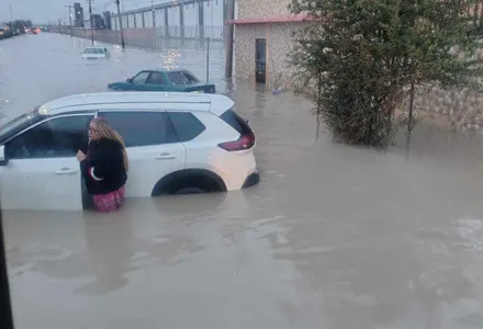 Encharcamiento de 800 metros deja vehículos varados en carretera Juárez-Porvenir