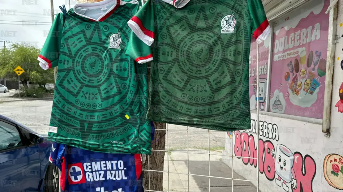 Compran aficionados jerseys y botanas antes del debut de México en el Mundial