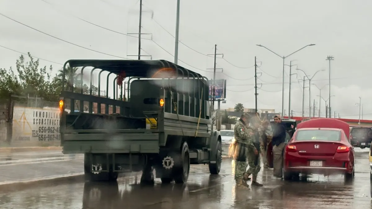 Auxilia Ejército a conductores varados por inundación en Juan Pablo II