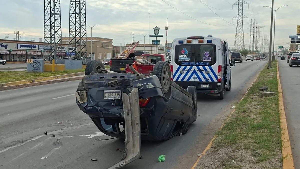 Vuelca automovilista en la De las Torres tras impactar banqueta y poste
