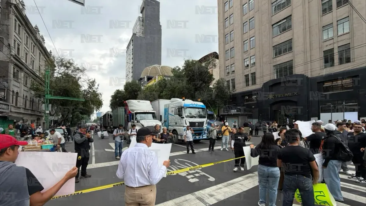 Comerciantes protestan por vallas en el Centro Histórico de la CDMX