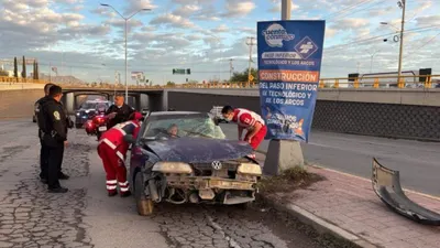 Choca contra poste en Tecnológico y deja a conductor lesionado en Chihuahua