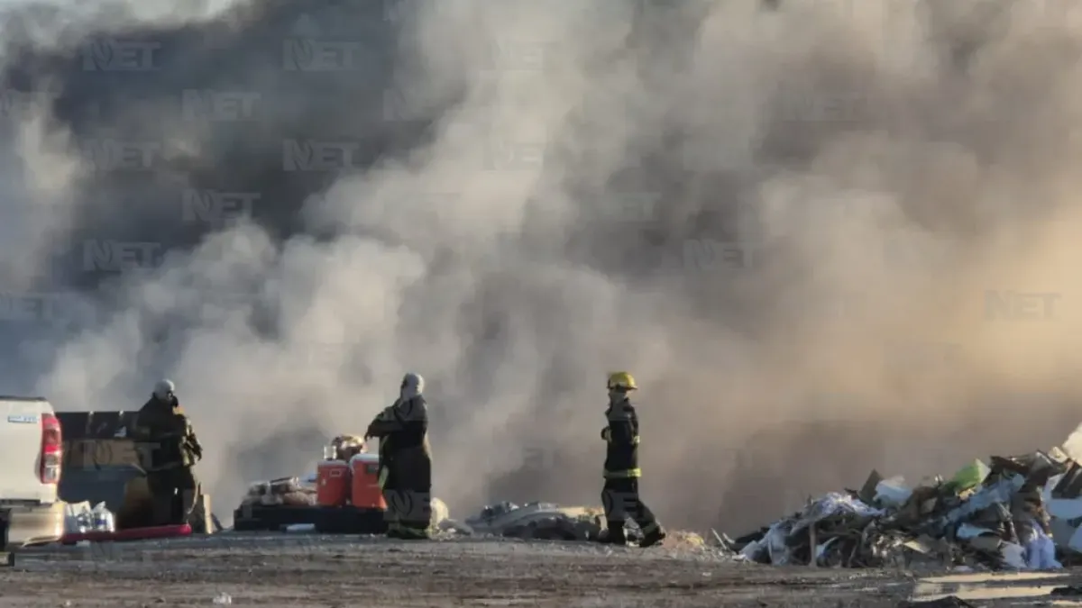 Incendio en recicladora cumple más de 21 horas; humo cubre gran parte de Juárez
