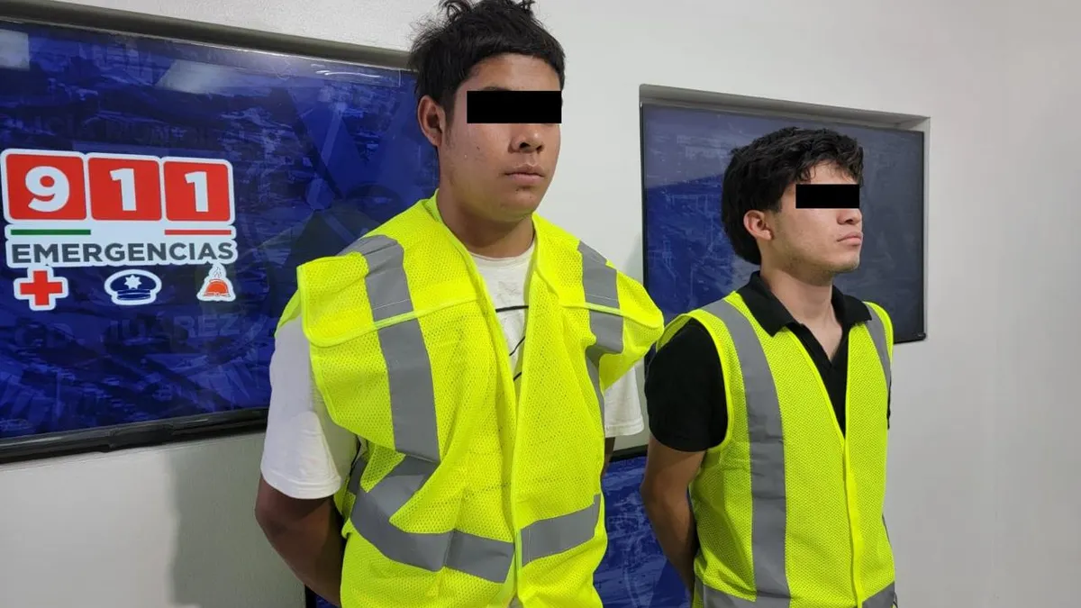Detienen a 2 adultos y 3 menores tras persecución; les hallan arma de fuego
