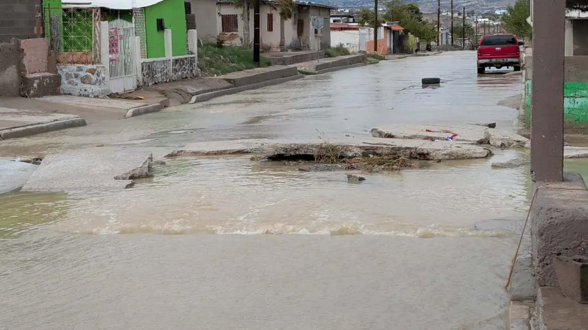Lluvias arrancan pavimento en la calle Santiago de la colonia Fronteriza