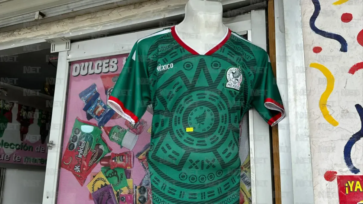 Compran aficionados jerseys y botanas antes del debut de México en el Mundial