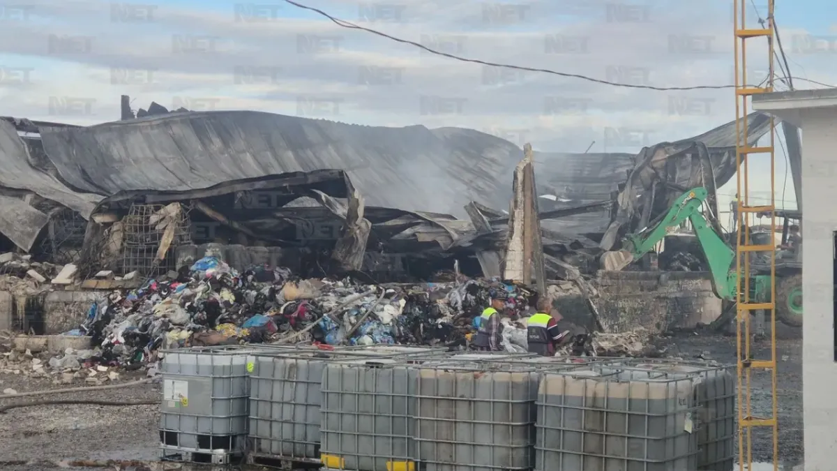 Incendio en recicladora de Juárez moviliza a bomberos de madrugada