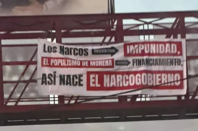 Retiran lona de espacio público por representar peligro para peatones