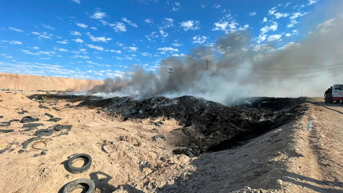 Incendio de llantas lleva más de 7 horas y el humo se extiende por la ciudad