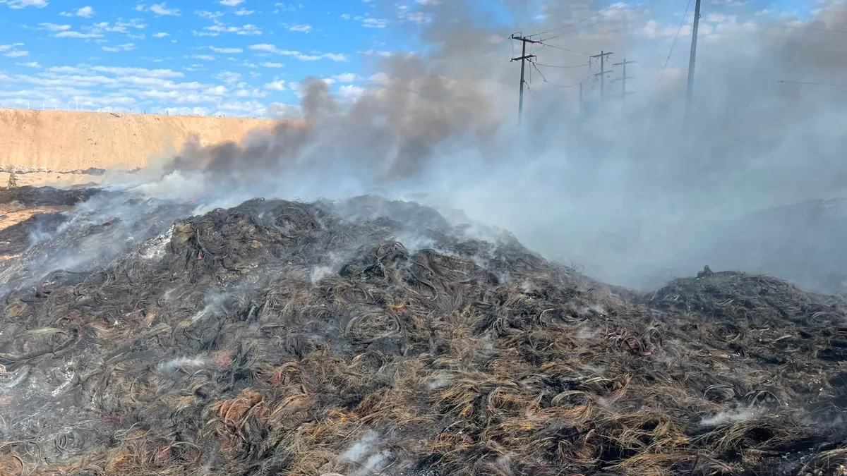 Incendio de llantas lleva más de 7 horas y el humo se extiende por la ciudad