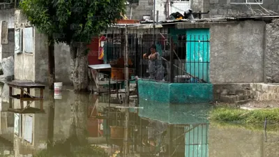 Quedan vecinos atrapados en sus viviendas por inundación en la colonia Azteca