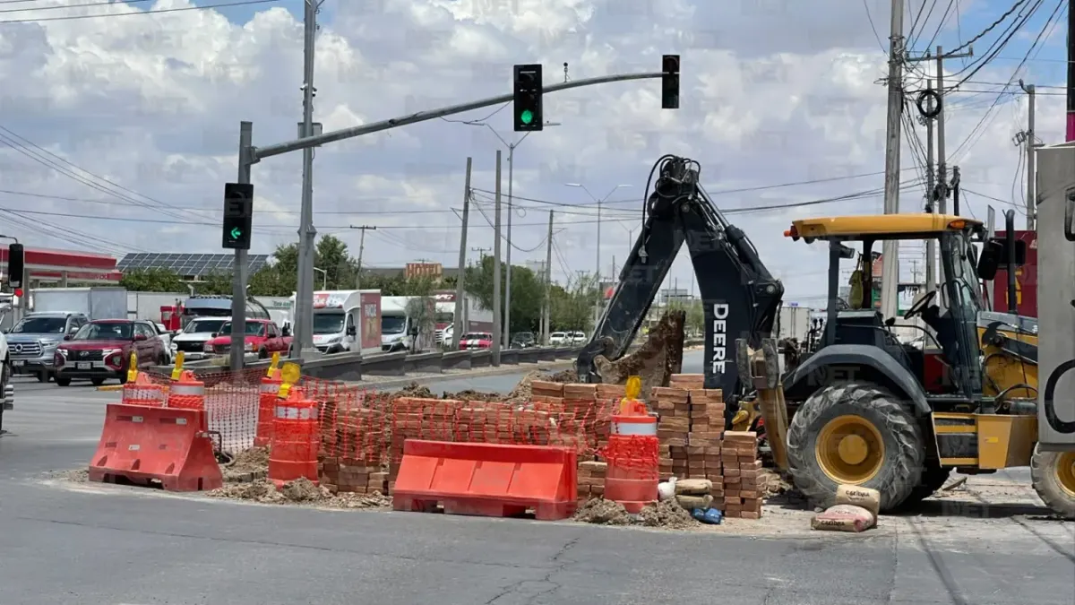 Cierran carriles en la Panamericana por instalación de tubería de agua