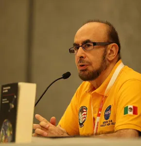 Ofrecerá primer astronauta mexicano, Rodolfo Neri conferencia en la UACJ