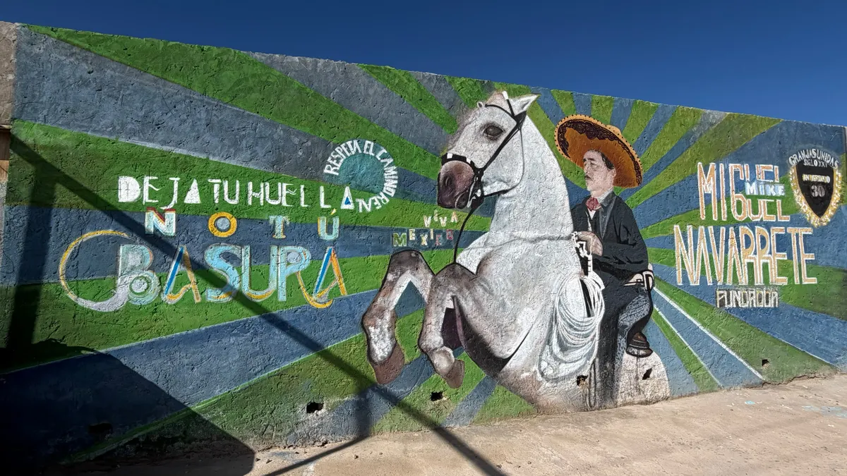 Familia juarense honra a sus difuntos con mural en barda de Camino Real