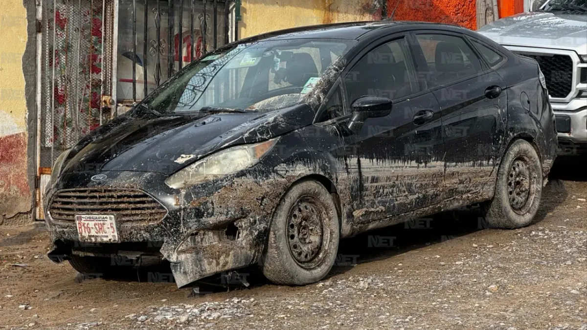 Lluvias dejan calles y autos cubiertos de lodo en Granjas de Chapultepec