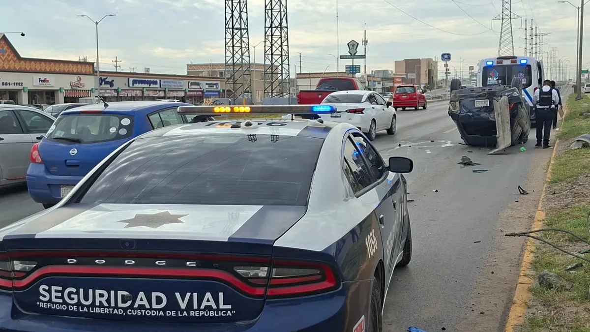 Vuelca automovilista en la De las Torres tras impactar banqueta y poste