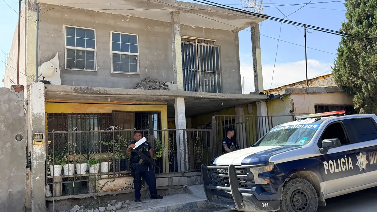 Vecinos de la Aztecas hallan a hombre sin vida en su casa