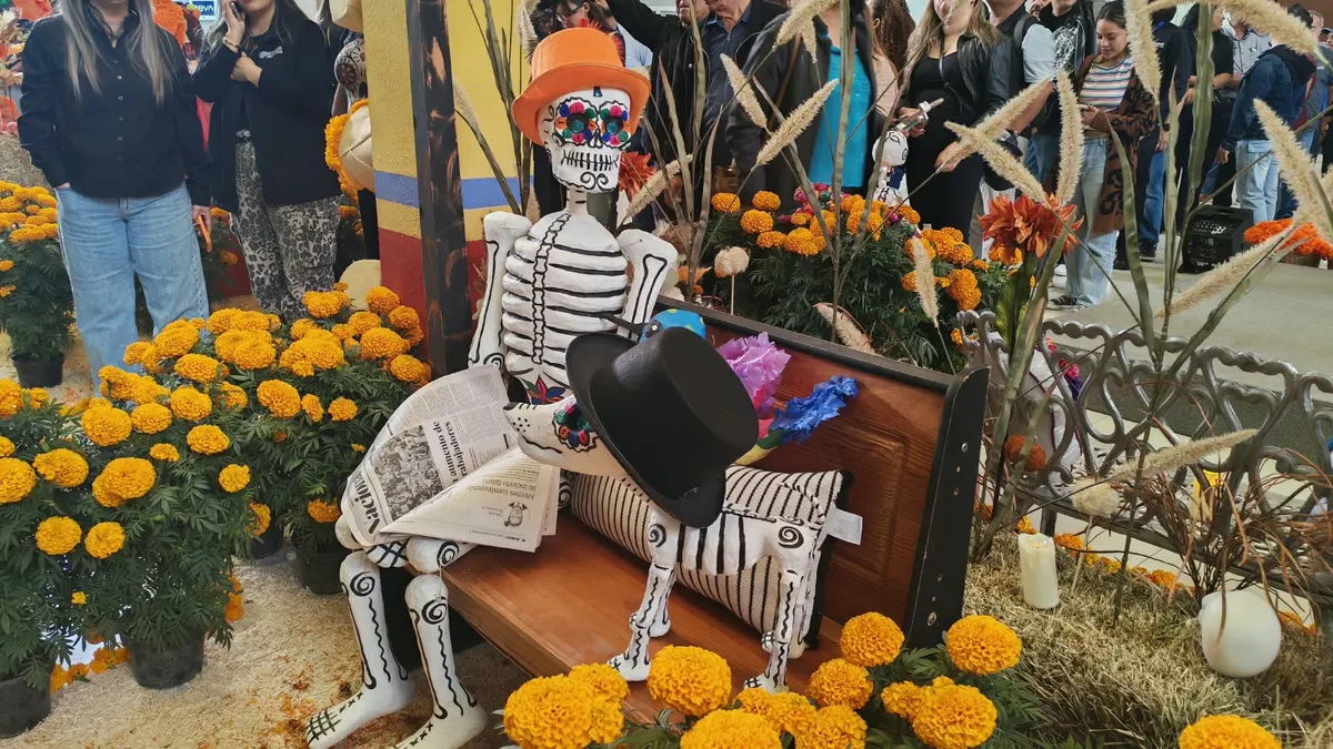 Colocan altar de muertos 'El Jardín de los Recuerdos' en Pueblito Mexicano
