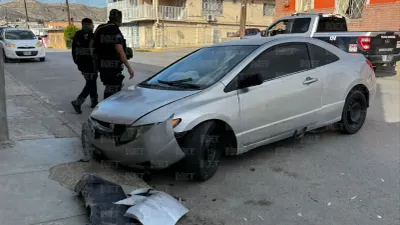 Se le sale la llanta y choca contra dos autos estacionados en la Chaveña