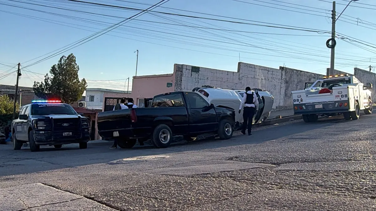Aparatoso choque vuelca auto compacto en Juárez; no hubo lesionados