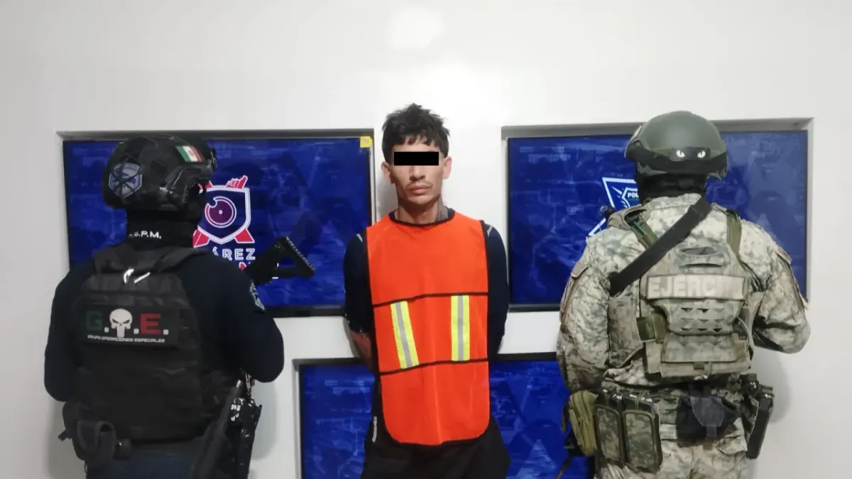 Sorprenden agentes a sujeto y le aseguran presunto cristal en Juárez
