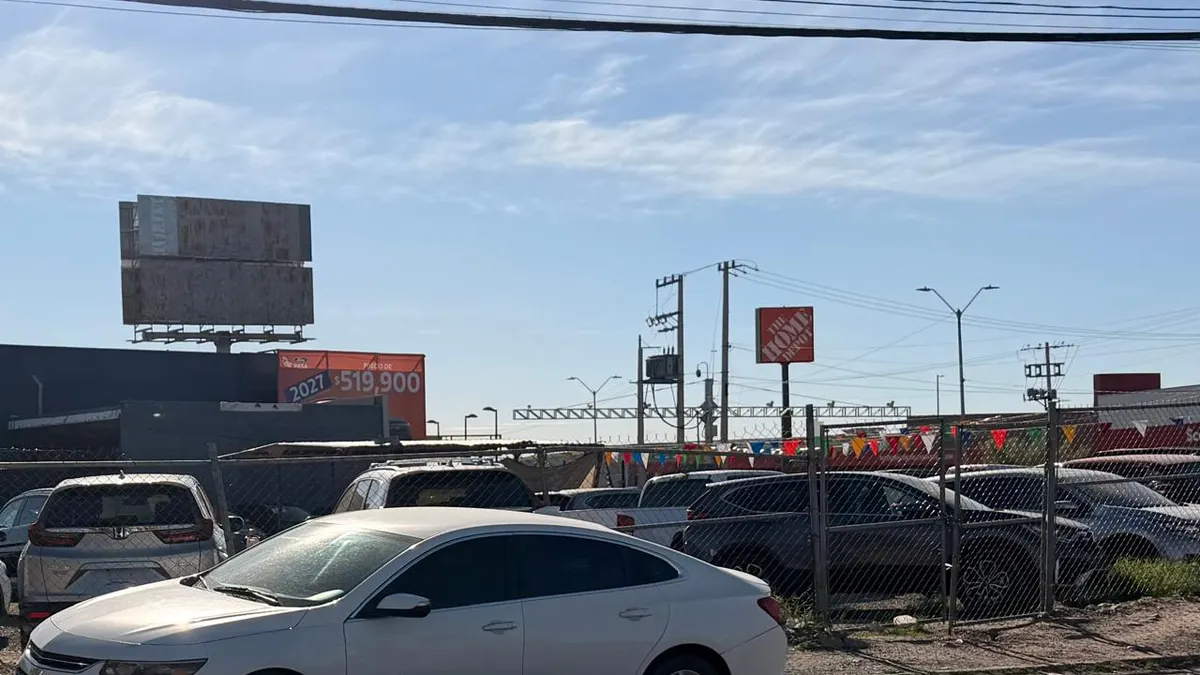 Detienen a hombre que intentó llevarse auto gratis por 'mandato divino' en Juárez