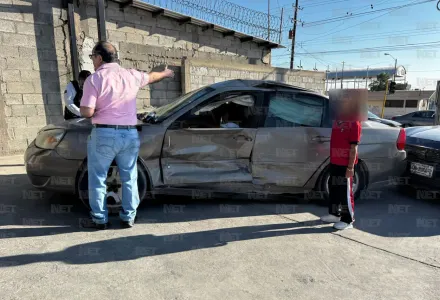 Queda mujer atrapada tras choque en Carlos Amaya y Cartagena
