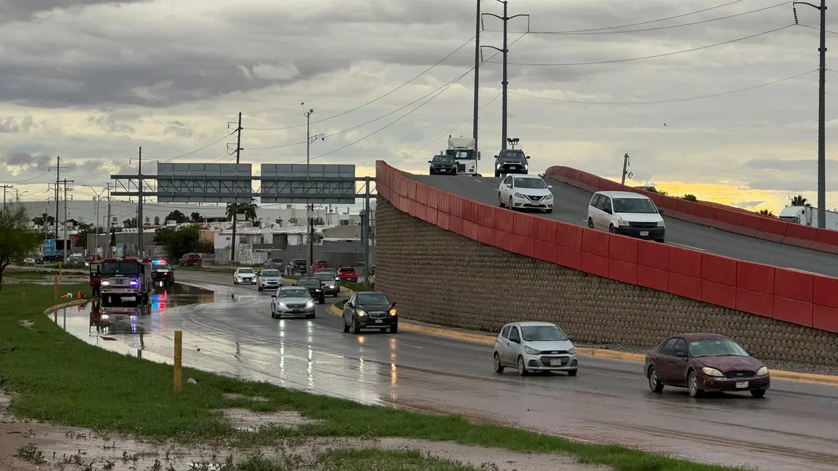 Habilitan dos carriles en Juan Pablo II tras labores de desagüe