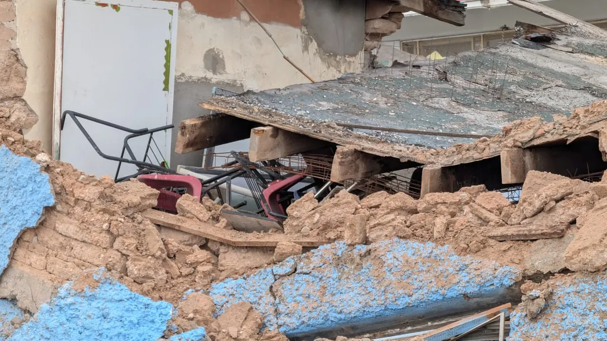 Colapsa barda de escuela Lázaro Cárdenas por humedad tras lluvias