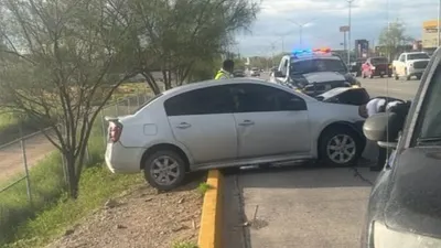 Dañan lámpara y malla ciclónica tras choque en Ejército Nacional