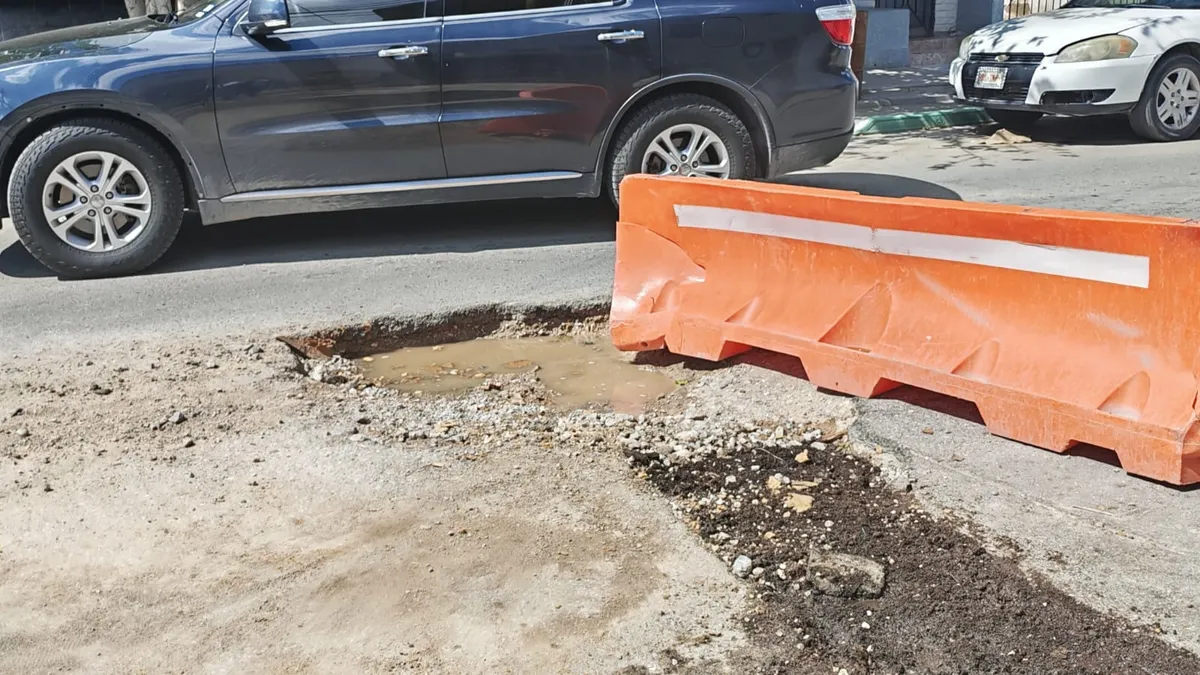 Reportan hundimiento en la calle 5 de Mayo, en la colonia Cuauhtémoc