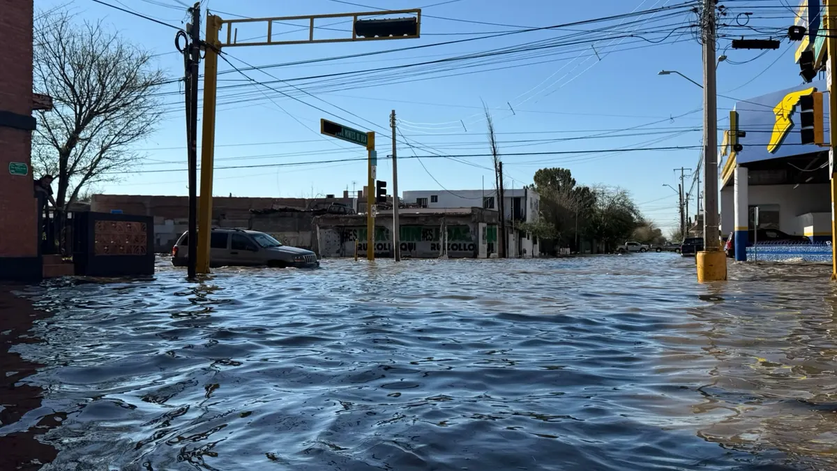 Inundaciones en cruce de Insurgentes y Montes de Oca dejan autos varados